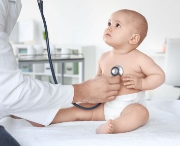 Doctor,Examining,Cute,Baby,In,Clinic