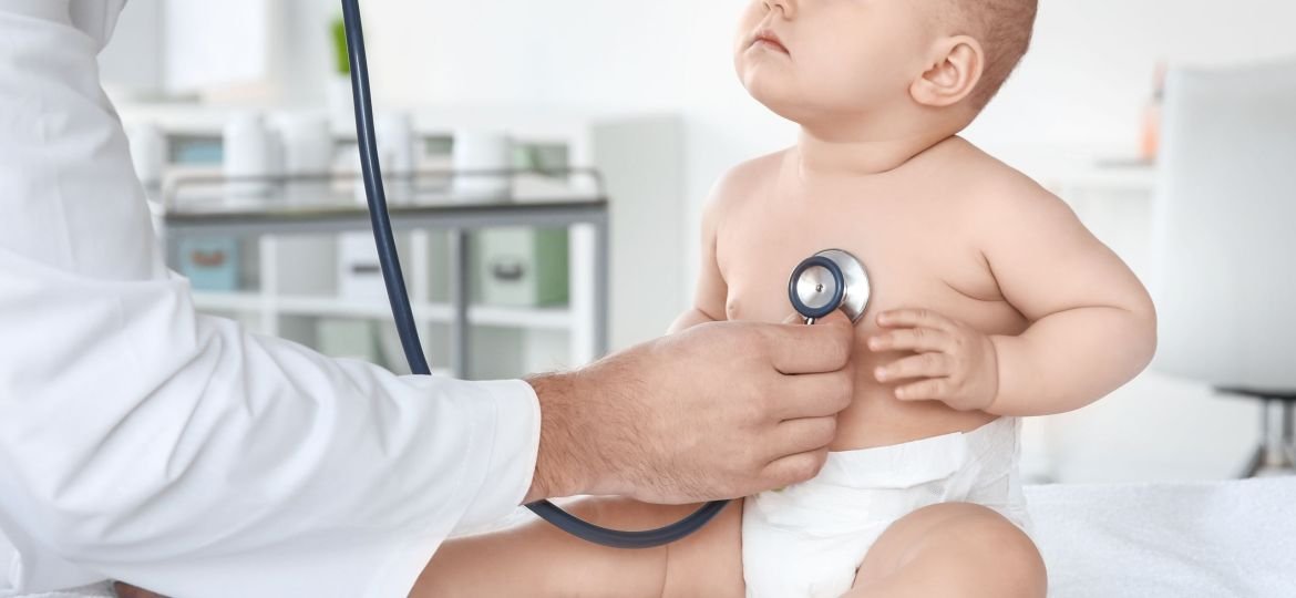 Doctor,Examining,Cute,Baby,In,Clinic