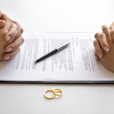 Divorce agreement and wedding rings